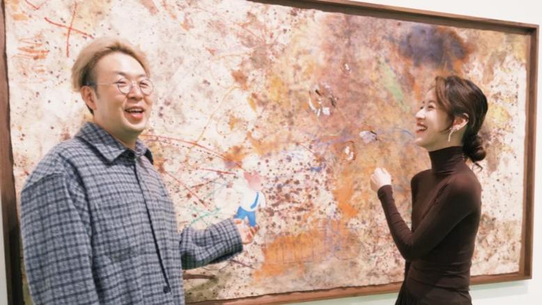 杜海涛晒合照，与奶茶妹妹一起逛展，章泽天束发高领长裙显端庄