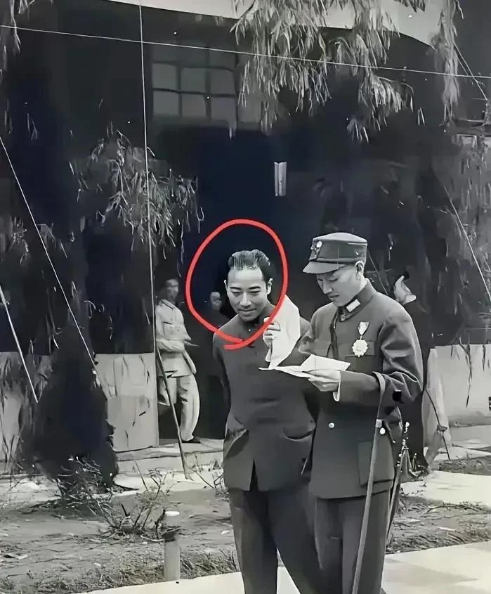 这张尘封已久的黑白照片，拍摄于1943年的重庆。画面中的他，不是演员在荧屏上塑造