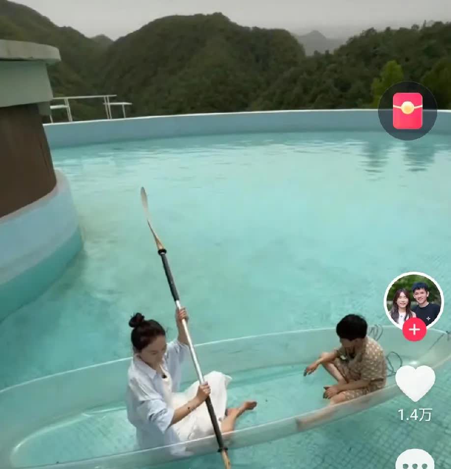 亚慧高航的生活
亚慧高航在郑州重渡沟玩的时候，老爹打来电话问高航。问小凤她们二