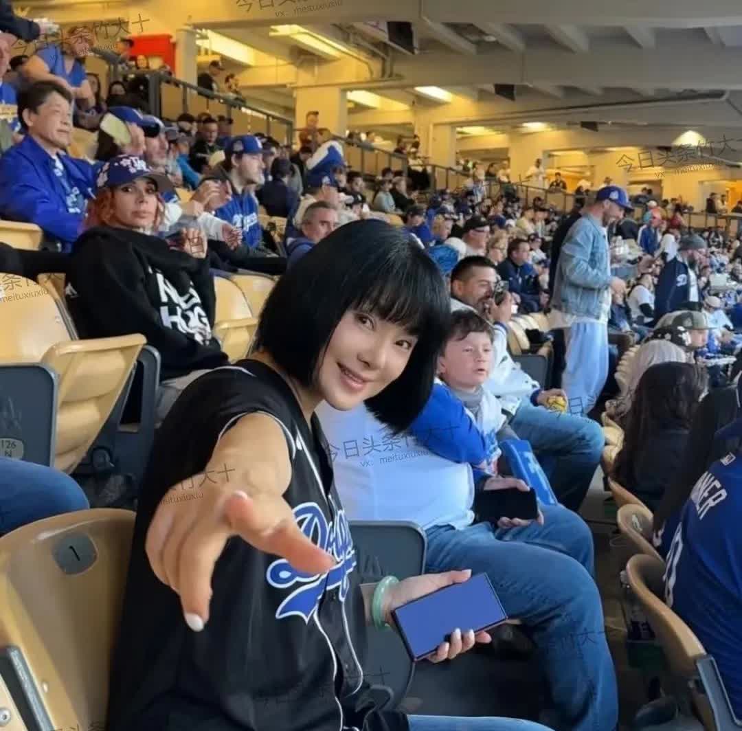 歌手陈红真不一般，这是她在洛杉矶和儿子儿媳的合影，感觉她一点不老，如今她是正师级