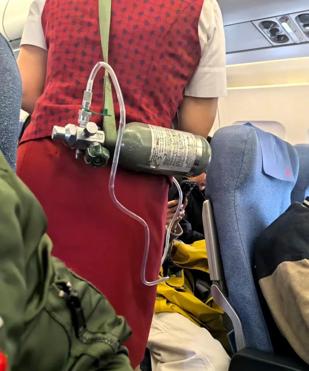 航班上的空姐身上背的什么？