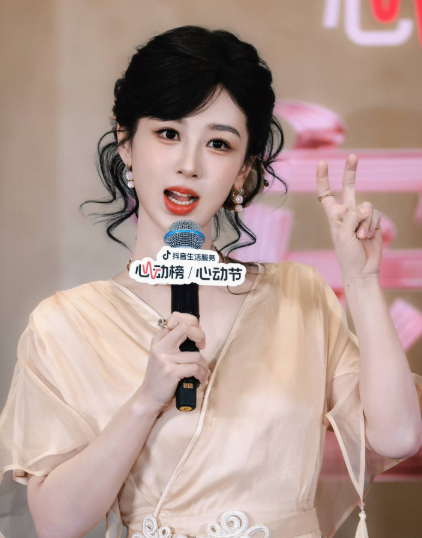 杨紫今天有点偏心哈
今天的线下活动太明显了
女粉丝叫老公，杨紫乐呵呵的
男粉丝叫