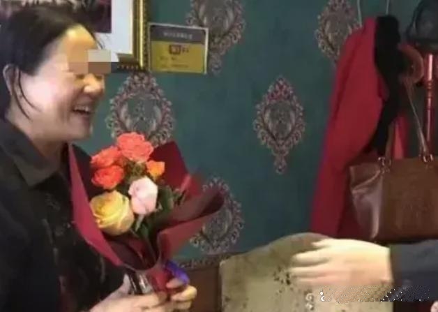 57岁大姐的相亲奇遇：鲜花见证的黄昏恋