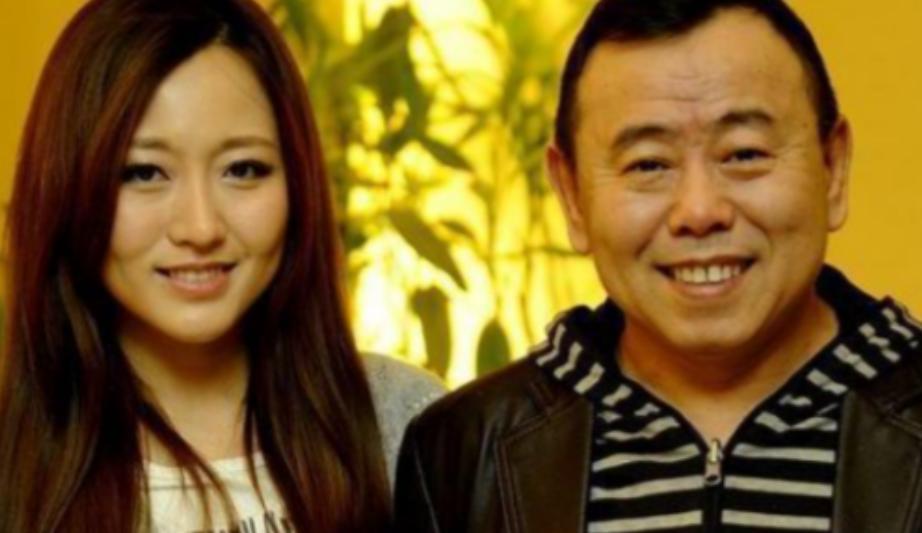 2012年，身价10亿的总裁石磊，送了一辆3000万的法拉利来追求潘长江之女潘阳