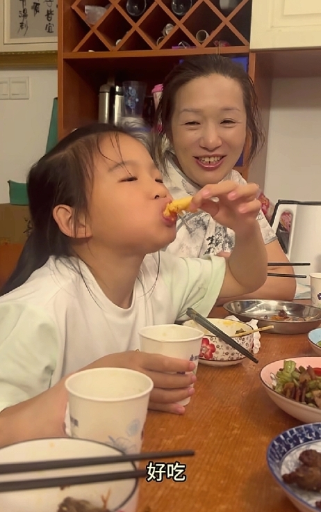 许健华在家给螺蛳粉妹妹和谢浩男庆祝六一儿童节！

小妹被宠上了天
谢浩男也被宠上
