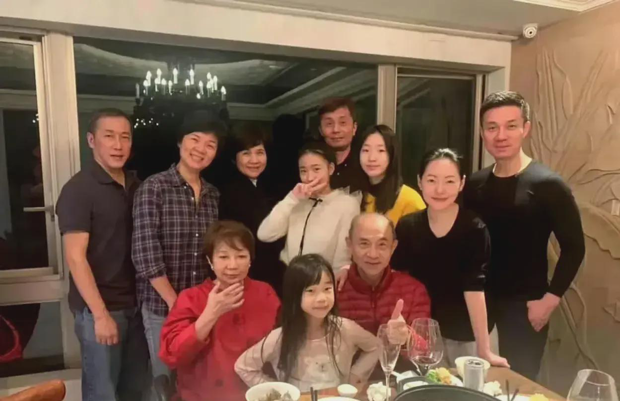  

冷知识来了。小S住的帝宝豪宅房产证上没她名字，房子实际归属权在公婆手里。她