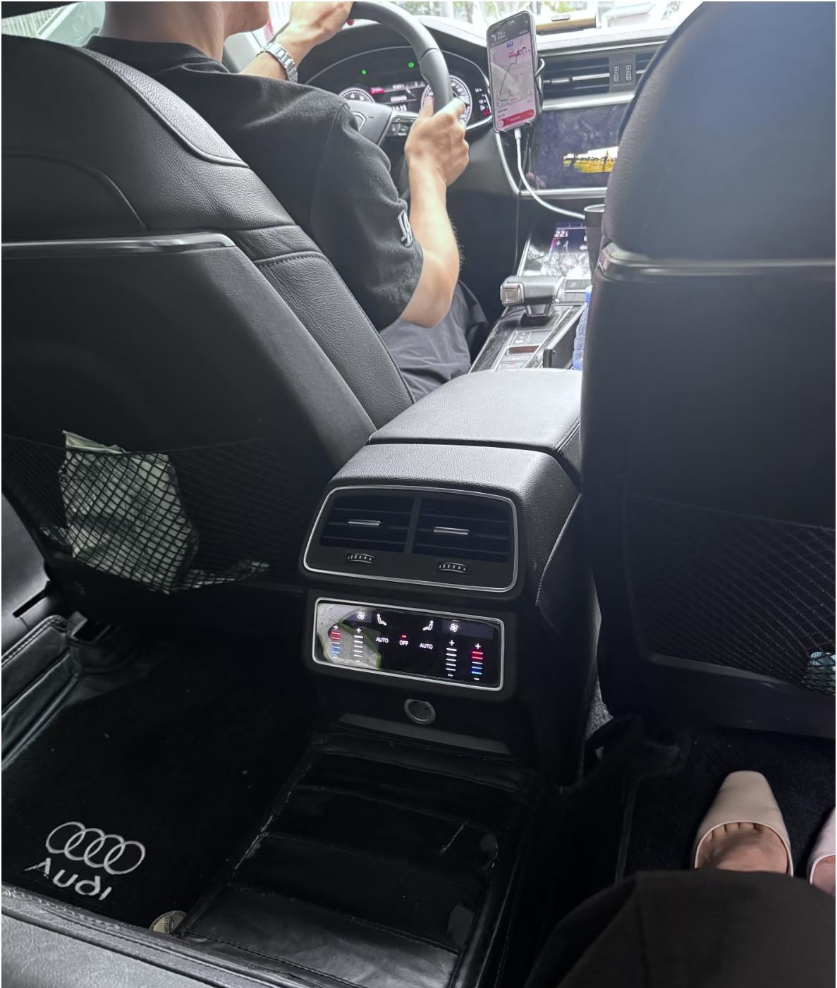 滴滴打到个奥迪A6油车，我怀疑他肯定不缺钱，肯定是来体验生活的[捂脸][捂脸][