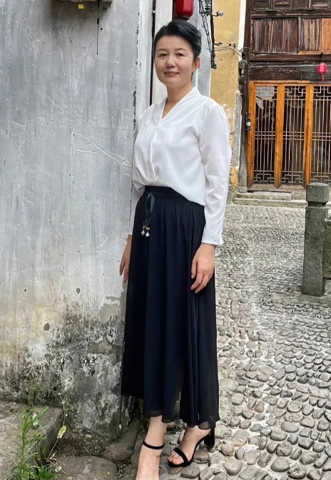 郑卫莉
身高165cm，演员杜志国的妻子。她是一位气质优雅、有涵养又低调且演功精