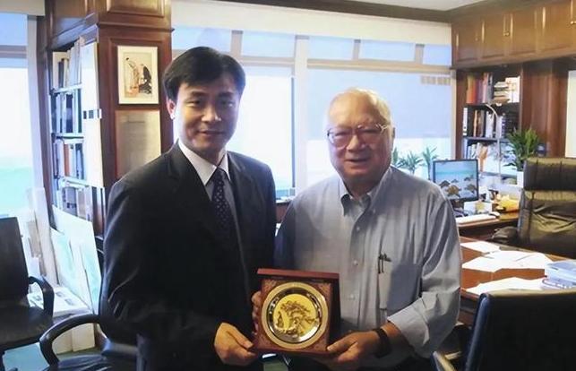 90年代，香港富商胡应湘花30亿承建了虎门大桥，他豪言：“等收回成本后，我就把这