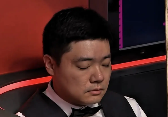 今天全网都在吐槽丁俊晖，昨晚的比赛打得比球房业余的都差，一局球上手四五次竟然还拿
