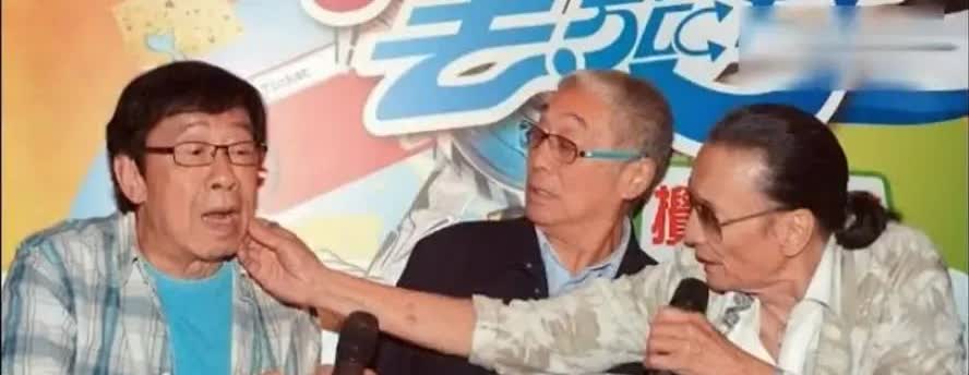 2015年，79岁的谢贤在一次采访中不满81岁的曾江的言语，起身怒甩了他一个耳光