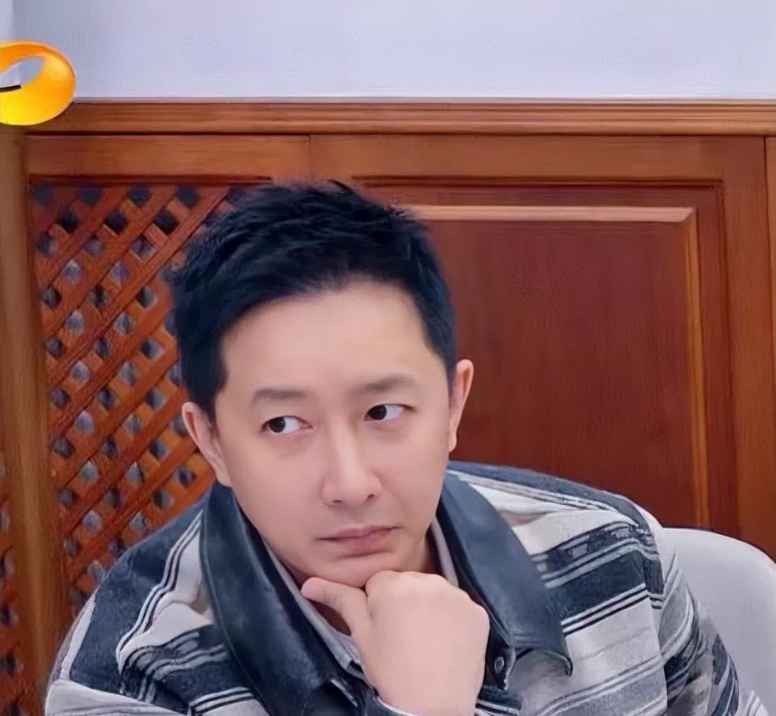 你们没发觉吗？韩庚这人很奇特。
不是由于他中年身材发福，
也不是因为他无戏可