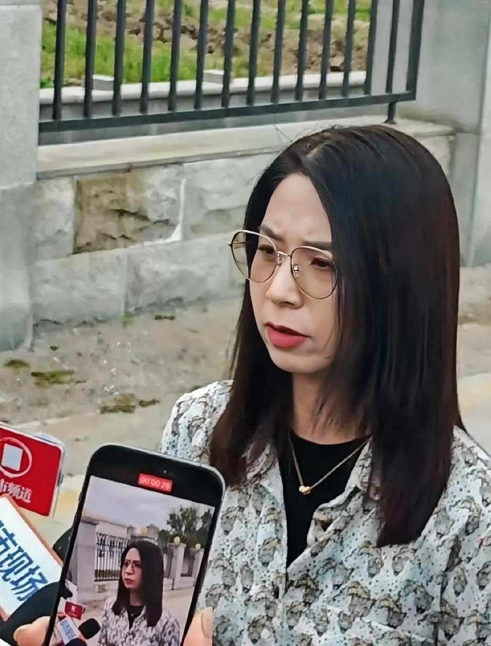 崔丽丽真的很勇敢！
她穿着两年前被性侵时的衣服出庭，两年前这是耻辱，现在是她的战