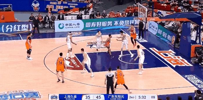 大王篮下接连吃帽！上海渐行渐远！
在今天CBA季后赛第一轮12进8上海对阵广东的