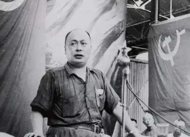1971年12月，陈毅病重，周总理前去看望。看到周总理后，陈毅赶紧起身说：“总理