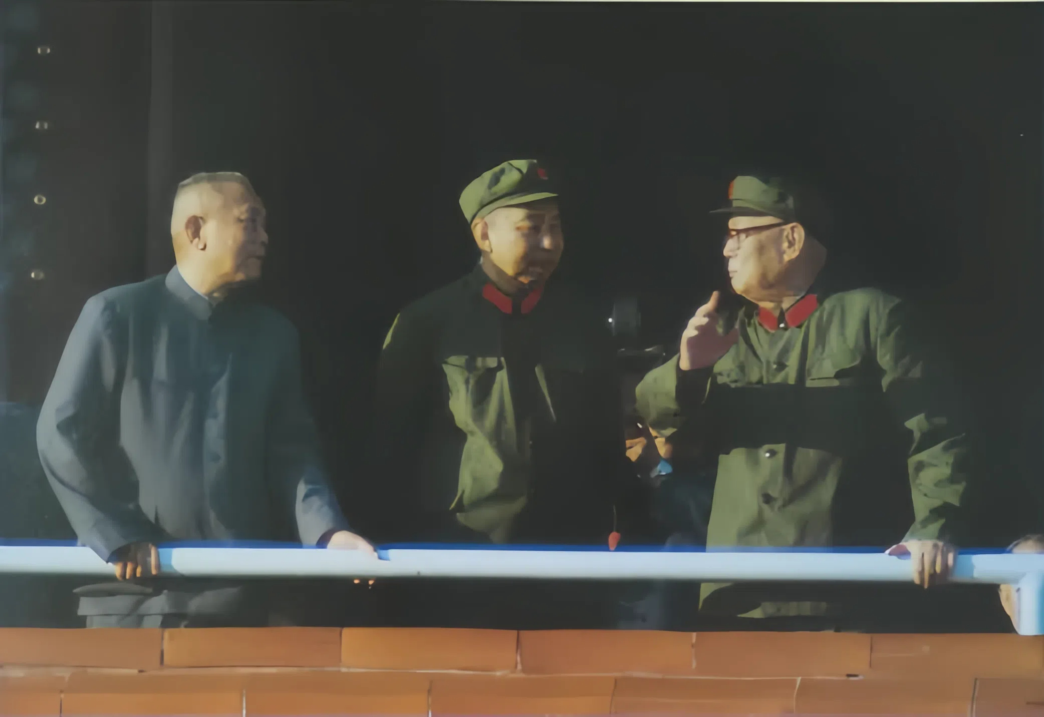 华国锋给李先念打了个电话，让他去找叶剑英元帅商量对策。所谓隔墙有耳，李先念是久经