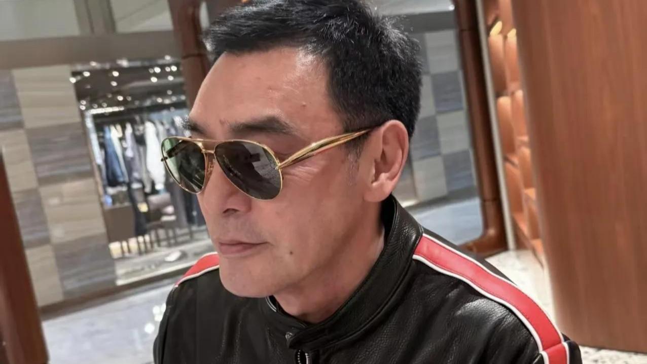 七旬偶像魅力不减，北京SKP偶遇钟镇涛，人生赢家到底有多闪耀