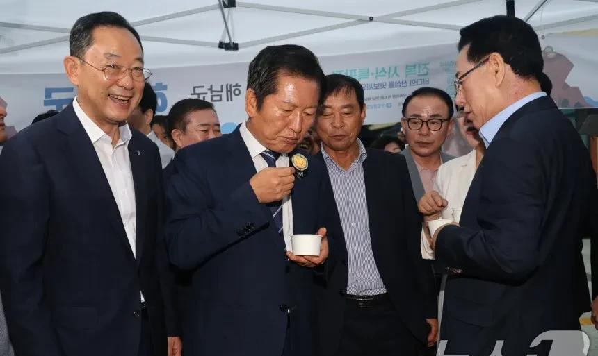 韩媒《新闻1》报道：共同民主党代表郑清来13日来到在首尔汝矣岛国会沟通馆前举行的