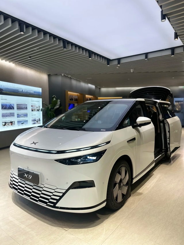 小鹏X9 25年改款内容
1.取消pro版，取消激光雷达，全系标配小鹏 max版