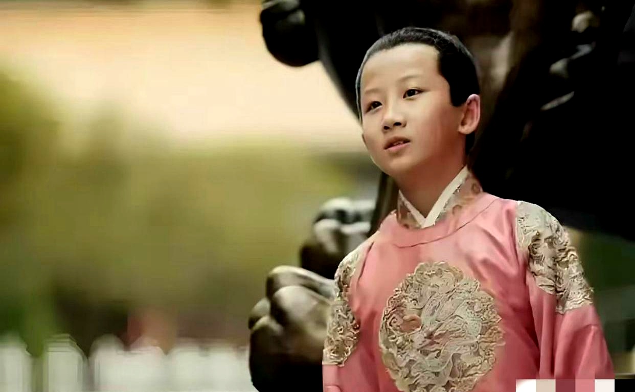 宣宗朱瞻基，烤死自己叔叔朱高煦。这操作，够狠！叔叔家的婢女吴氏，因貌美被临幸，生