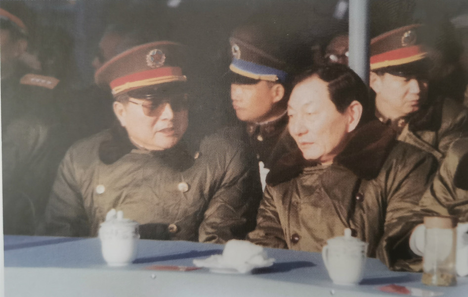 1989年，南京军区司令员向守志，在上海和市委书记朱镕基视察驻沪部队。