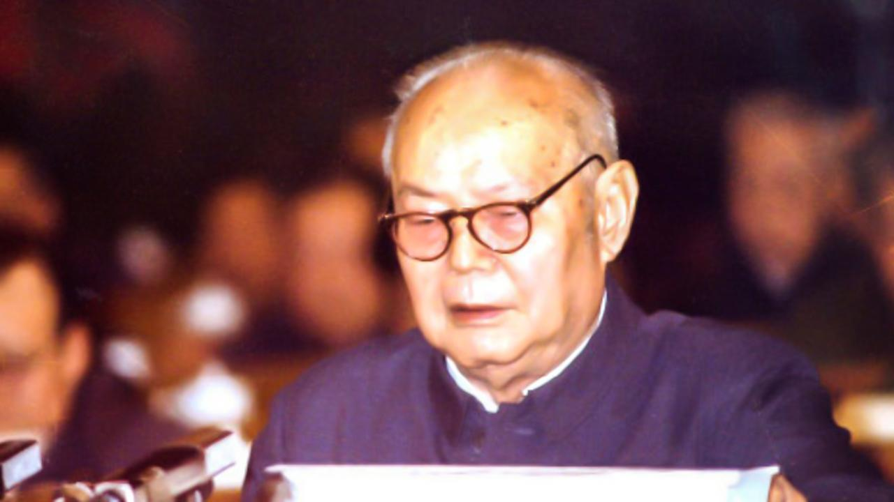 叶剑英元帅去世后，邓公一小时连着抽完了6支香烟，反复说：这件事不能再拖了！
19