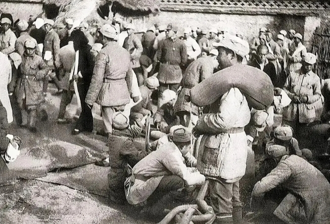 1942年，瑞大娘给十几名八路军送鸡蛋，却发现他们撅成一排上茅房，她脸色一变，当