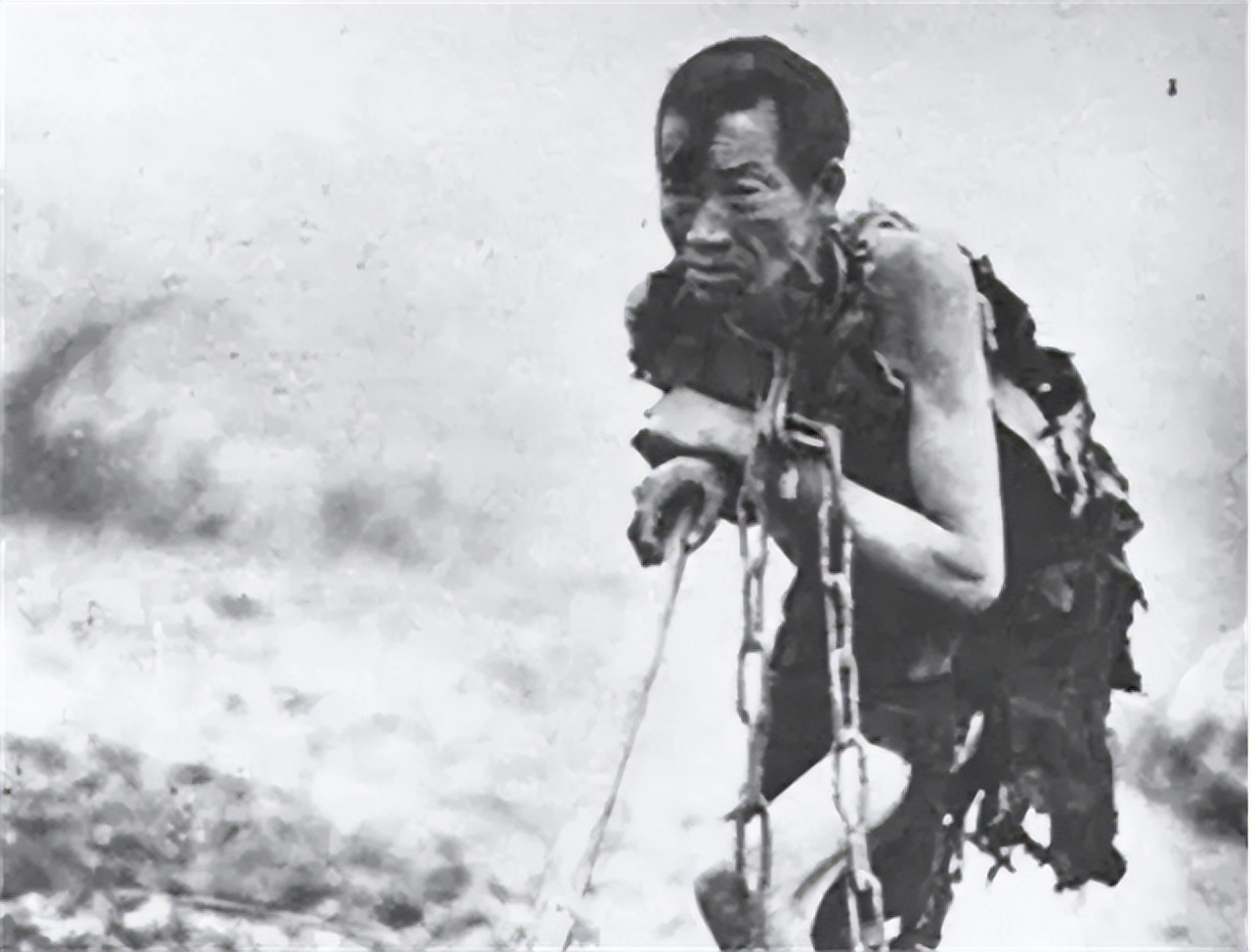 1938年冬天，西藏一位农奴冒着寒冷的天气，正在从事牛马一样的劳动。他一脸苦相，