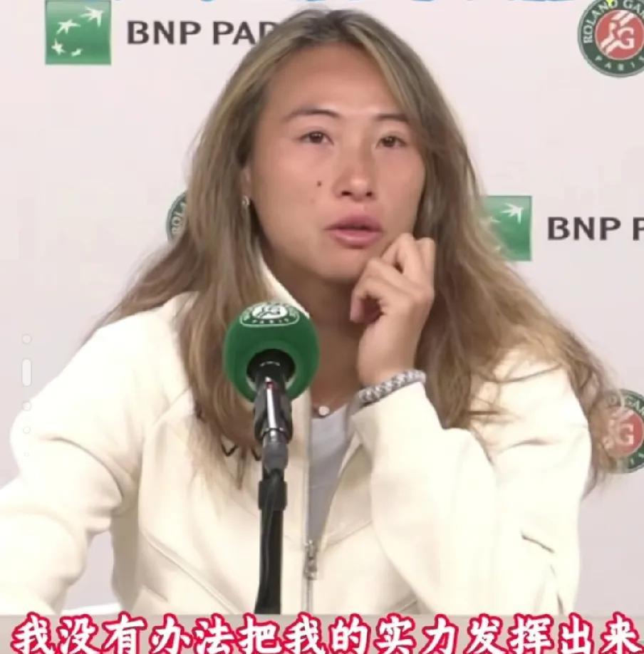 郑钦文0-2不敌萨巴卡伦，止步八强。
赛后采访，郑钦文说自己目前处于淋雨状态，这