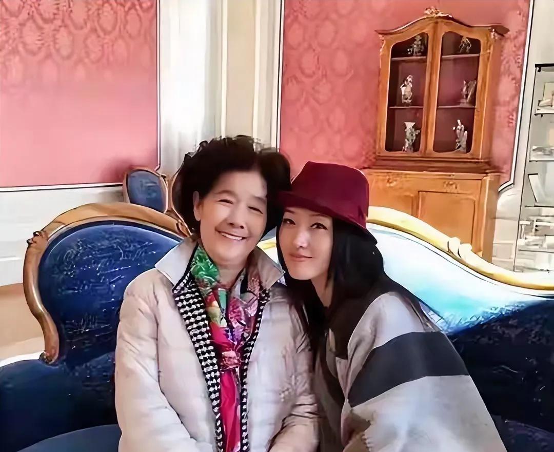 杨钰莹和妈妈在一起，太温馨啦！杨钰莹真的太会保养了，一点都不显老，气质典雅，落落