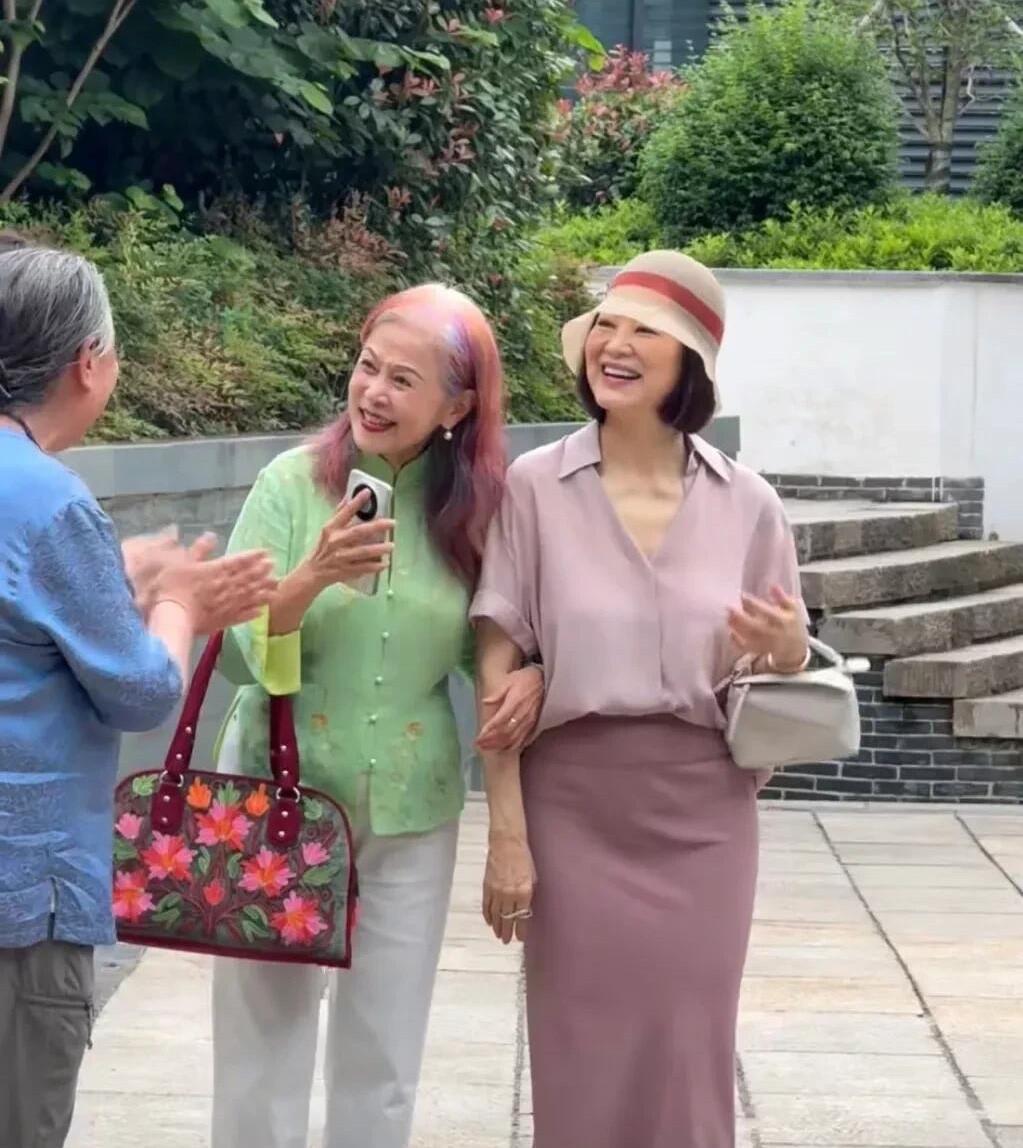 这一点也看不出戴帽子的这位女士，曾是最美的东方不败。现在老了，年龄摆在那，虽然容