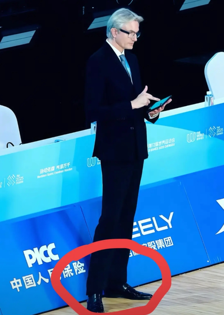 你们发现了没？

成都世博会拉丁舞裁判出圈不是因为他长得多有特点，也不是因为他夸