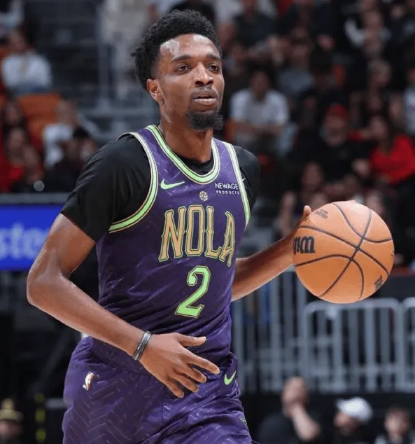 据报道，湖人已经与鹈鹕就赫伯特-琼斯的加盟事宜进行了洽谈。
不过补充道：”琼斯的