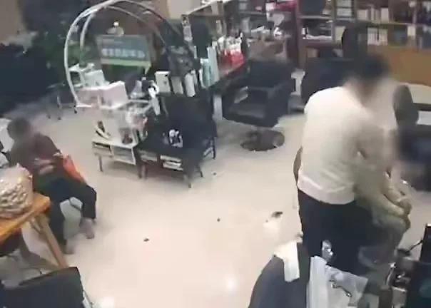 胆子真大！
女孩家属指控张泉在理发过程中猥亵13岁女孩，警方对其处以行政拘留14