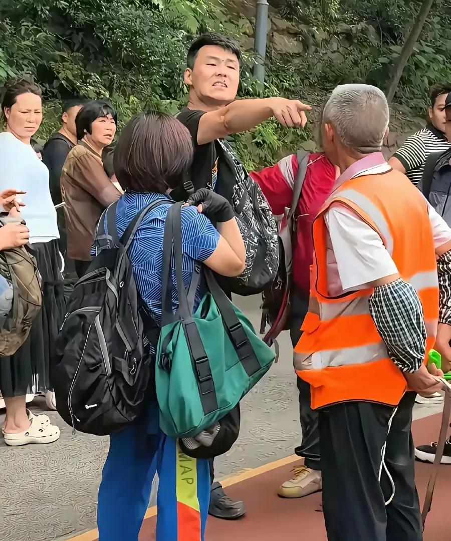 我敢担保，就这男子的长相而言，十足的欺善怕恶，瞧着凶巴巴的，只要你比他更凶，他马