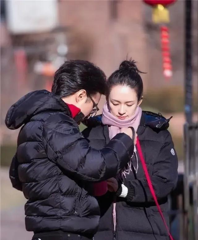 本以为汪峰专注音乐，私下很低调，没想到竟被拍到和女友手牵手逛街！ 两人十指紧扣，