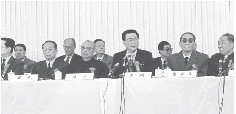 1990年4月18日，国务院总理李鹏在上海宣布中共中央、国务院开发开放上海浦东的