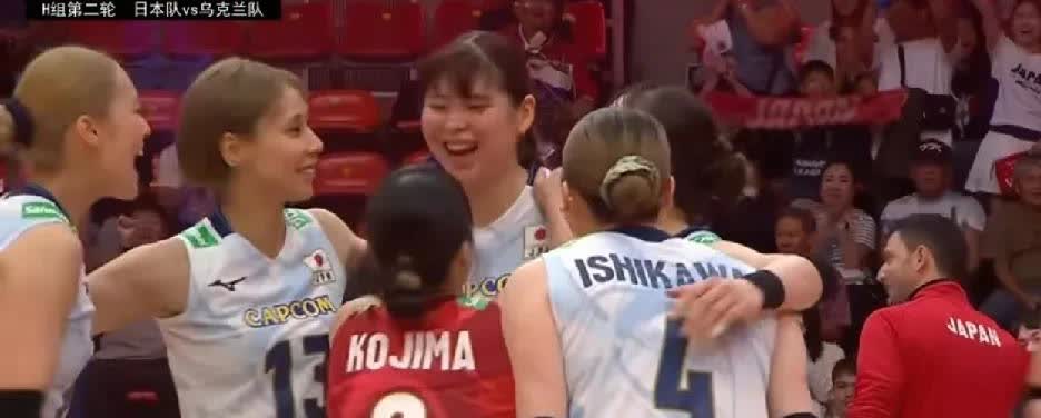 0：2落后，
日本女排吓尿了，
3：2艰难的战胜了乌克兰女排...！
世锦