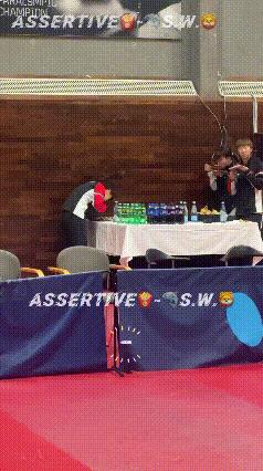 对面同同和曼昱还能站直了吃，她直接弯腰趴桌上吃，服务生端新菜过来她还伸头去看看[