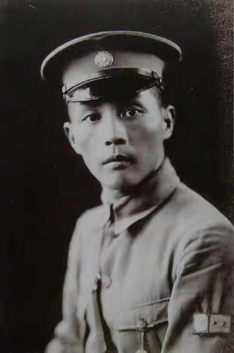 1933年，被派去江西前线围剿红军的钱大钧在火车上偶然碰见陈赓，在一番交谈后，却