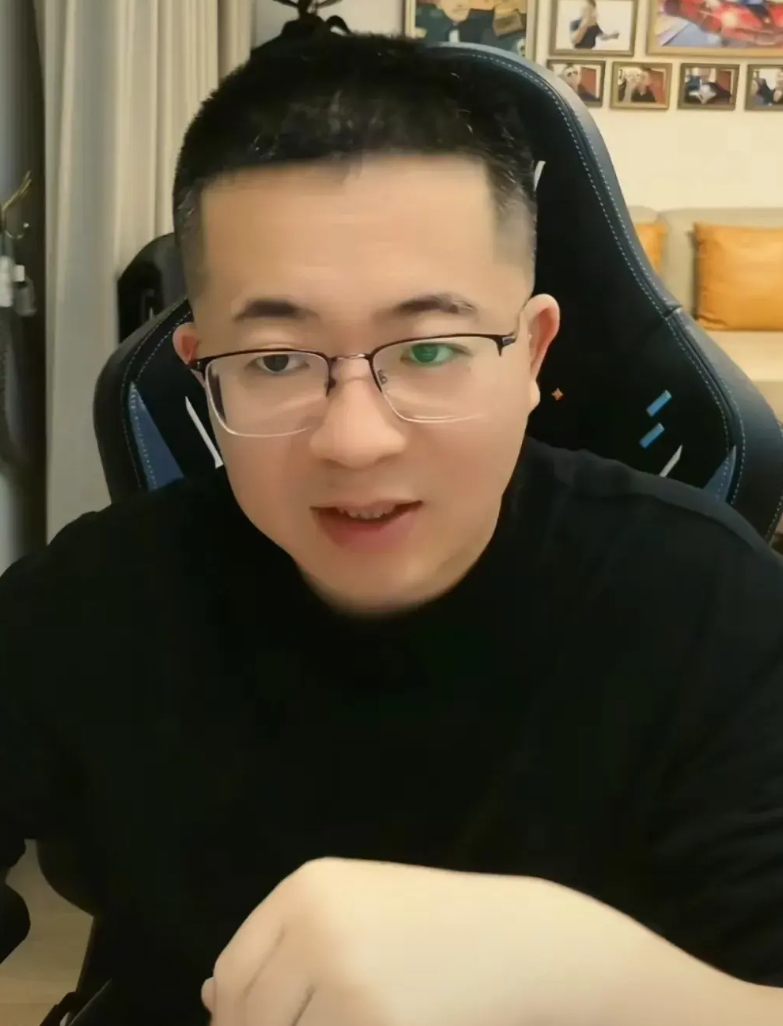 人的选择到底有多重要？这个人叫大斌子，是某音第一游戏主播旭旭宝宝的助理，现在坐拥