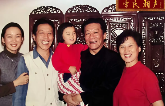 非常难得的袁茵正面照。第一张是侯耀文三口子和常宝丰夫妻俩