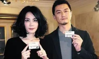 鲁豫采访李亚鹏：“你跟王菲结束婚姻，多久释然的？”
李亚鹏说：“离婚是他在女儿面