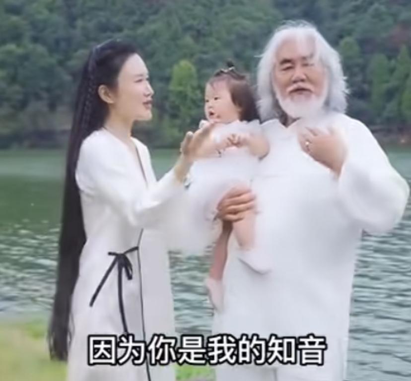 真挺佩服张纪中的。74岁的年纪，还能抱得动小孩子，还能边跳边唱。好像浑身有使不完