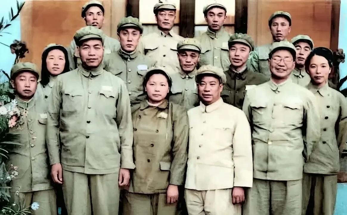 这张珍贵合影照片，拍摄于一九五二年九月的青海，镜头中的主角就是我军著名的″独臂将