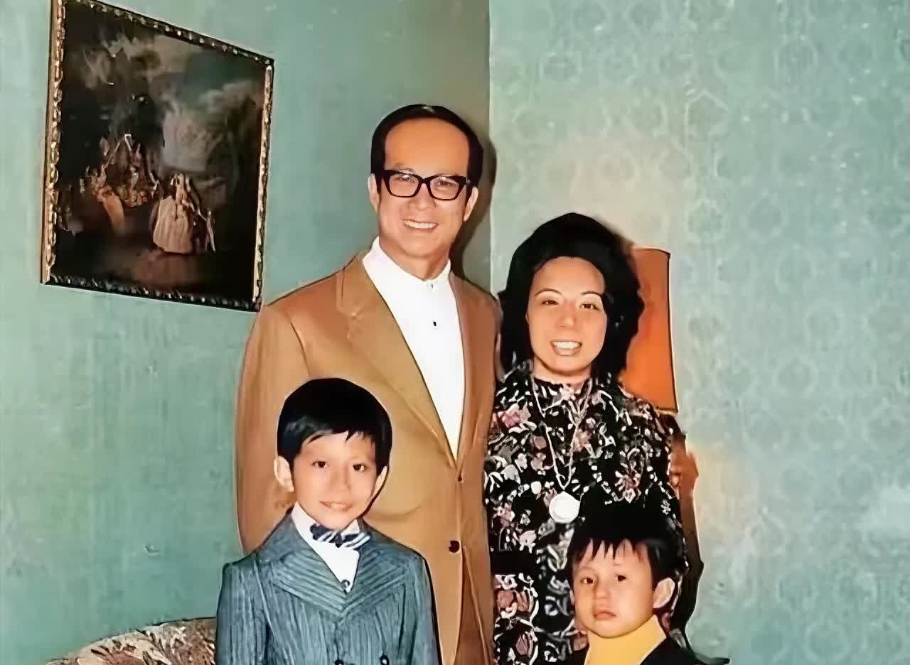李嘉诚和他的表妹庄月明结婚生子，属于近亲结婚。按照现代医学，近亲结婚会遗传病的几