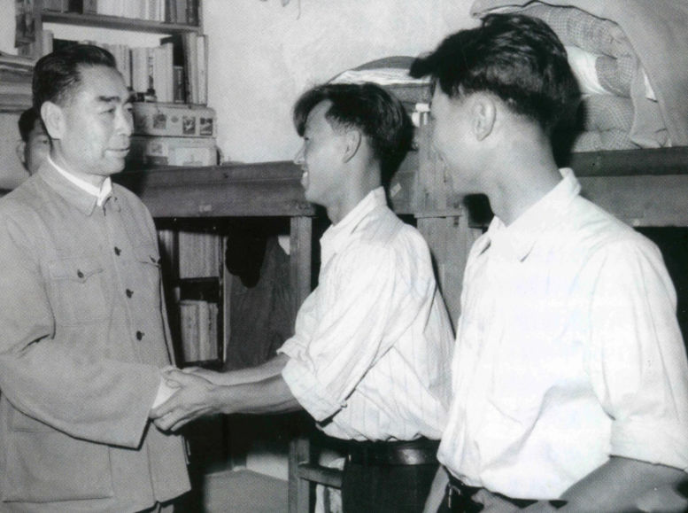 60年代，周总理与大学生握手的一幕，同学们十分热情！

一张老照片，拍摄时间定格