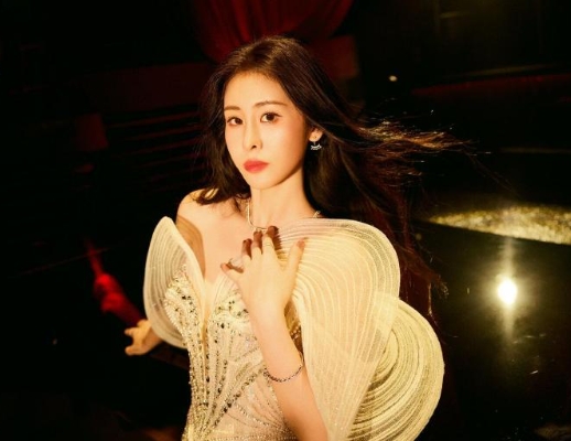 张碧晨出道十一周年快乐，不必回头，也无需多言。继续唱吧，唱给明天、唱给热爱、唱给