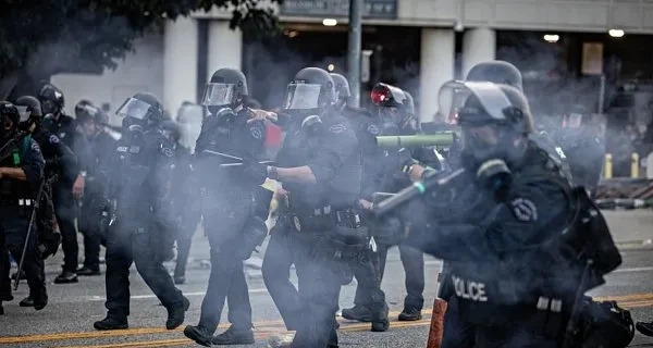 加州街头打起来了











加州街头突然乱成一锅粥，联邦大队人马冲进