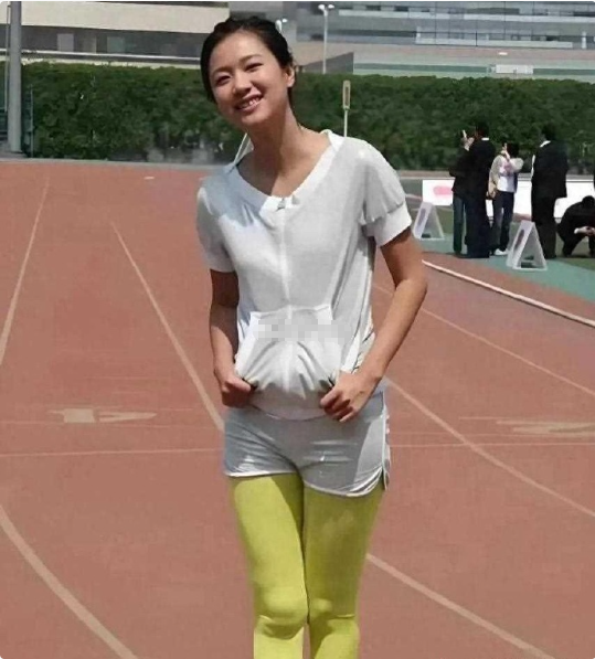 这应该是高中时期的徐静蕾，你能认出来吗？ ​​​
